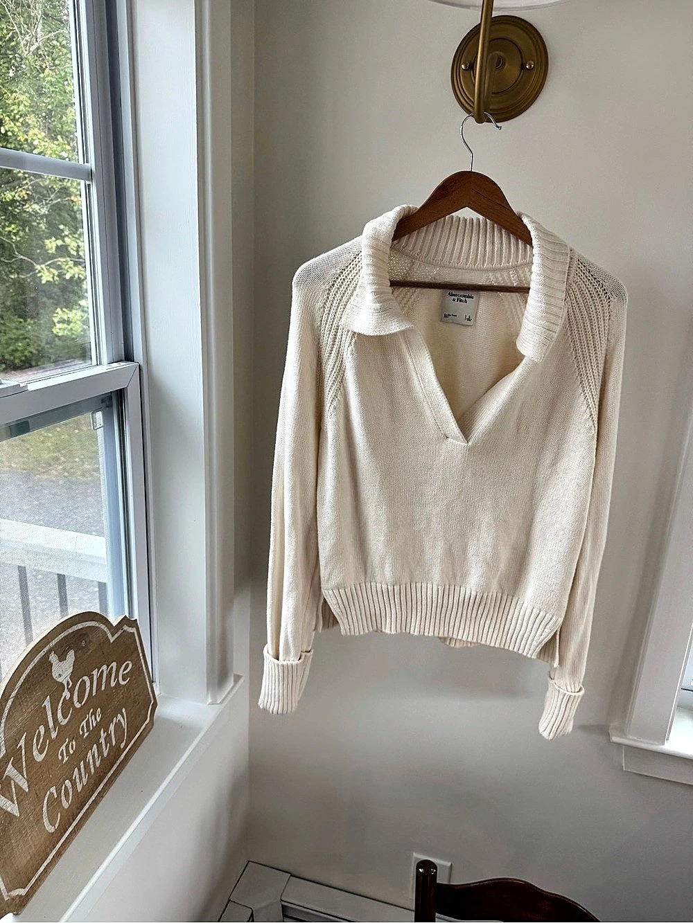 Abercrombie & Fitch Cream V-Neck Sweater Size Small Like New